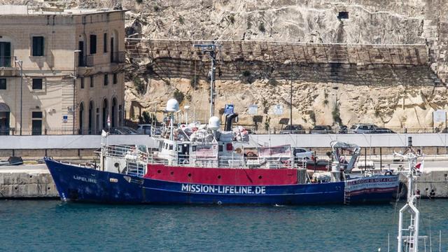 Das Flüchtlingsschifft The Mission Lifeline im Hafen von Valletta/ Malta