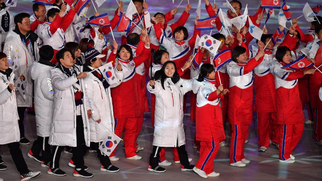 Closing Ceremony,Schlussfeier. Einmarsch der Sportler aus Nodkorea und Suedkorea. PyeongChang Olympic Stadium. am 25.02.2018. Olympische Winterspiele 2018, vom 09.02. - 25.02.2018 in PyeongChang/ Suedkorea. *** Closing Ceremony Closing Ceremony Nodkorea and South Korea Athletes Entering PyeongChang Olympic Stadium on 25 02 2018 2018 Winter Olympics from 09 02 25 02 2018 in PyeongChang South Korea Closing Ceremony,Schlussfeier. Einmarsch der Sportler aus Nodkorea und Suedkorea. PyeongChang Olympic Stadium. am 25.02.2018. Olympische Winterspiele 2018, vom 09.02. - 25.02.2018 in PyeongChang/ Suedkorea. *** Closing Ceremony Closing Ceremony Nodkorea and South Korea Athletes Entering PyeongChang Olympic Stadium on 25 02 2018 2018 Winter Olympics from 09 02 25 02 2018 in PyeongChang South Korea