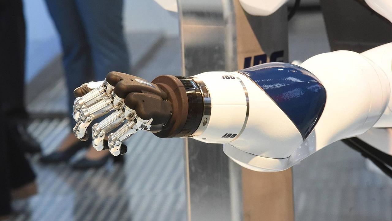 Industrieroboter mit verlängertem Arm aus CFK auf dem Stand der IBG Automation auf der Hannover Messe mit dem Thema Mensch - Roboter. Industrieroboter mit verlängertem Arm aus CFK auf dem Stand der IBG Automation auf der Hannover Messe mit dem Thema Mensch - Roboter.