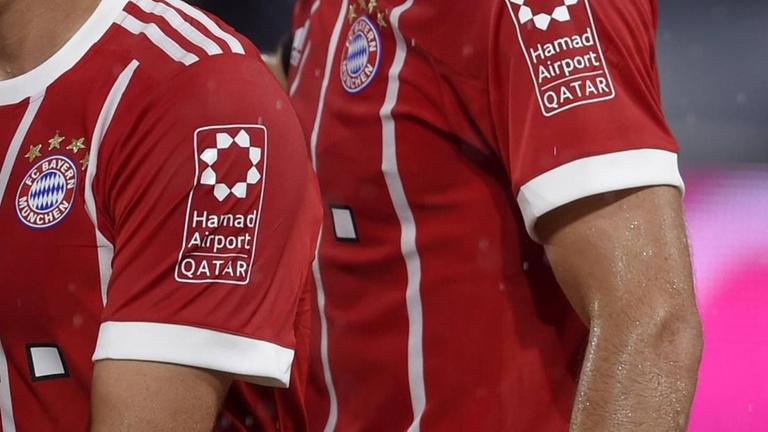 Franck Ribéry und Robert Lewandowski im Bayern-Trikots, auf deren Ärmel Hamad Airport Qatar steht. Franck Ribéry und Robert Lewandowski im Bayern-Trikots, auf deren Ärmel Hamad Airport Qatar steht.