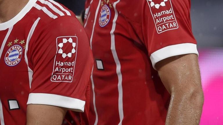 Franck Ribéry und Robert Lewandowski im Bayern-Trikots, auf deren Ärmel Hamad Airport Qatar steht. Franck Ribéry und Robert Lewandowski im Bayern-Trikots, auf deren Ärmel Hamad Airport Qatar steht.