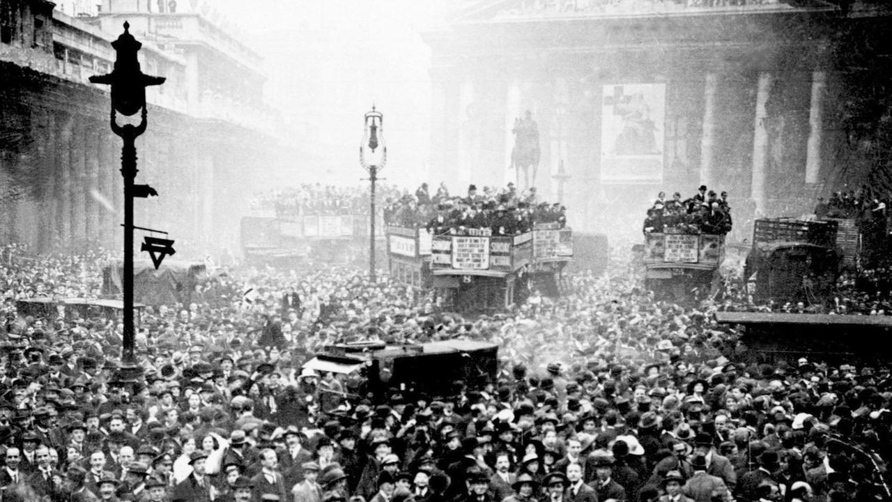 Nach der Bekanntgabe des Waffenstillstands am 11. November 1918 versammelt sich eine Menschenmenge vor der Londoner Börse und der Bank of England um das Ende des Ersten Weltkriegs zu feiern.