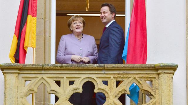 Bundeskanzlerin Angela Merkel und der luxemburgische Premierminister Xavier Bettel unterhalten sich am 12.01.2017 auf dem Balkon des Robert-Schumann-Hauses in Luxemburg. Es war Merkels zweiter offizieller Besuch im Großherzogtum.