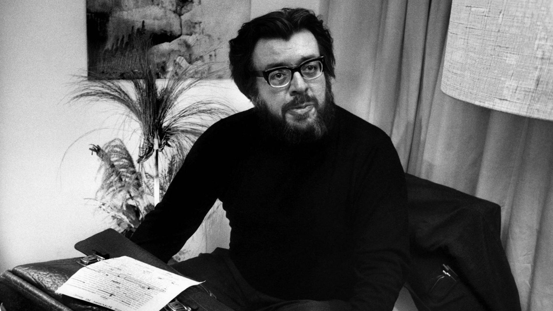 Schwarz-weiß Foto von 1973: Erich Fried sitzt an einem Schreibtisch. Schwarz-weiß Foto von 1973: Erich Fried sitzt an einem Schreibtisch.