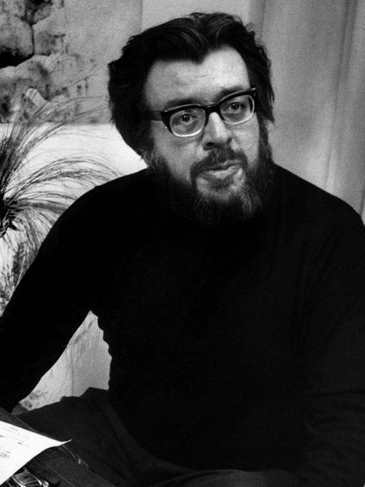 Schwarz-weiß Foto von 1973: Erich Fried sitzt an einem Schreibtisch.