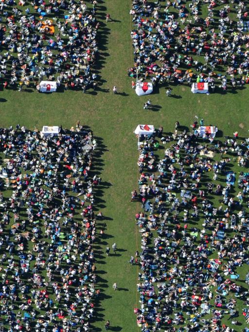 Besucher des Kirchentags 2013 in Hamburg