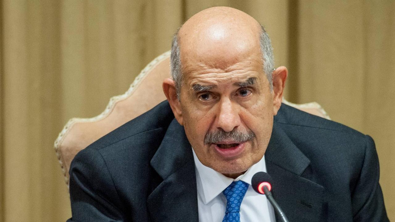 Der ägyptische Diplomat Muhammad El Baradei. Zusammen mit der Internationalen Atomenergie-Organisation (IAEO) erhielt er 2005 den Friedensnobelpreis Der ägyptische Diplomat Muhammad El Baradei. Zusammen mit der Internationalen Atomenergie-Organisation (IAEO) erhielt er 2005 den Friedensnobelpreis
