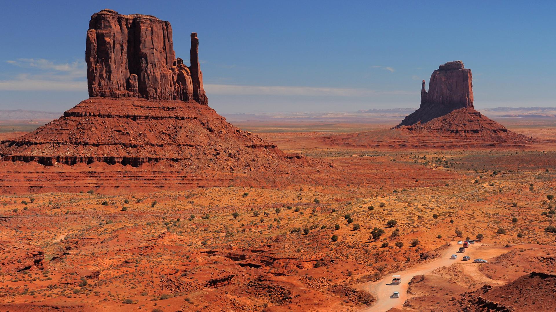 Der Monument Valley Navajo Tribal Park im Norden von Arizona gehört neben dem Grand Canyon zu den bekanntesten Touristenzielen im Südwesten der USA. Die freistehenden 300 Meter hohen Sandsteinmonolithe wurden berühmt als Naturkulisse für zahlreiche Westernfilme. Der Monument Valley Navajo Tribal Park im Norden von Arizona gehört neben dem Grand Canyon zu den bekanntesten Touristenzielen im Südwesten der USA. Die freistehenden 300 Meter hohen Sandsteinmonolithe wurden berühmt als Naturkulisse für zahlreiche Westernfilme.