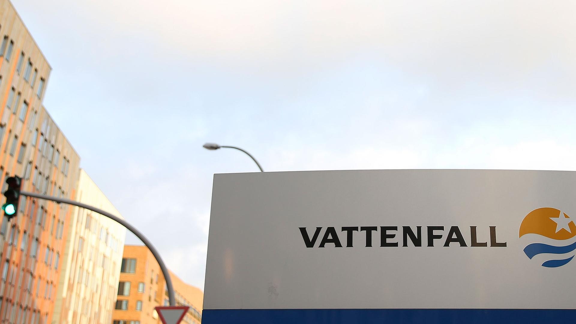 Ein Schild weist in der Hamburger Hafencity auf die Firma Vattenfall hin.