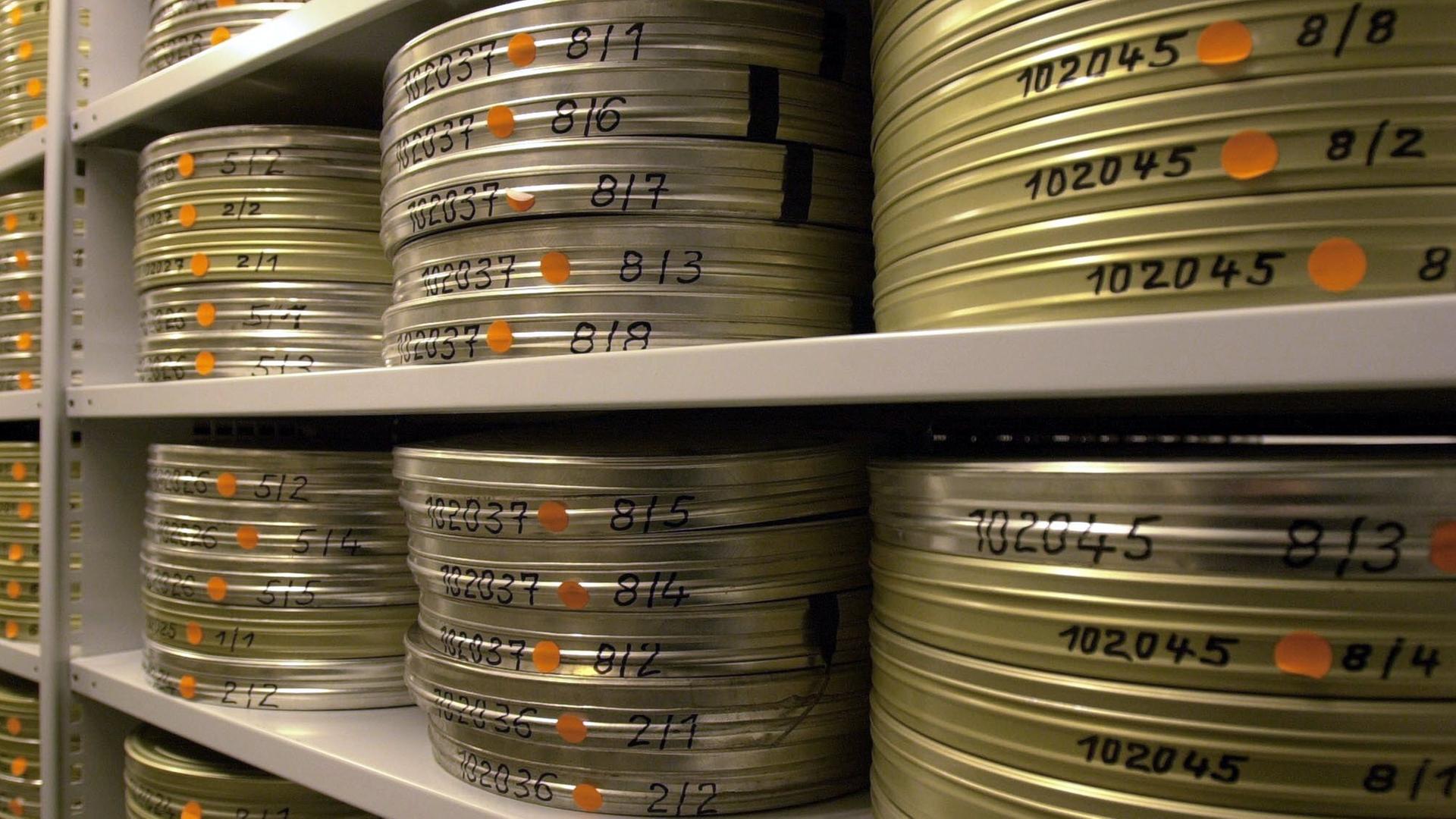 Filmrollen, die in Regalen lagern Filmrollen, die in Regalen lagern