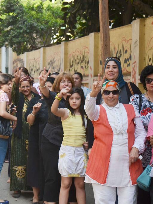 Eine Menschenschlange vor einem Wahllokal in Kairo.