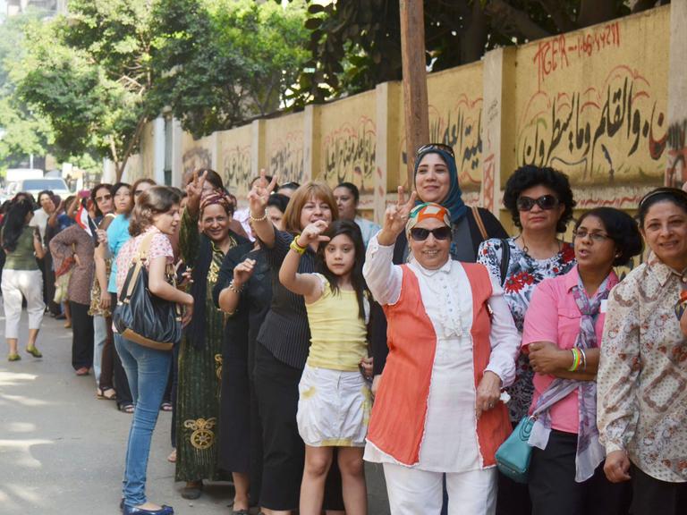 Eine Menschenschlange vor einem Wahllokal in Kairo.