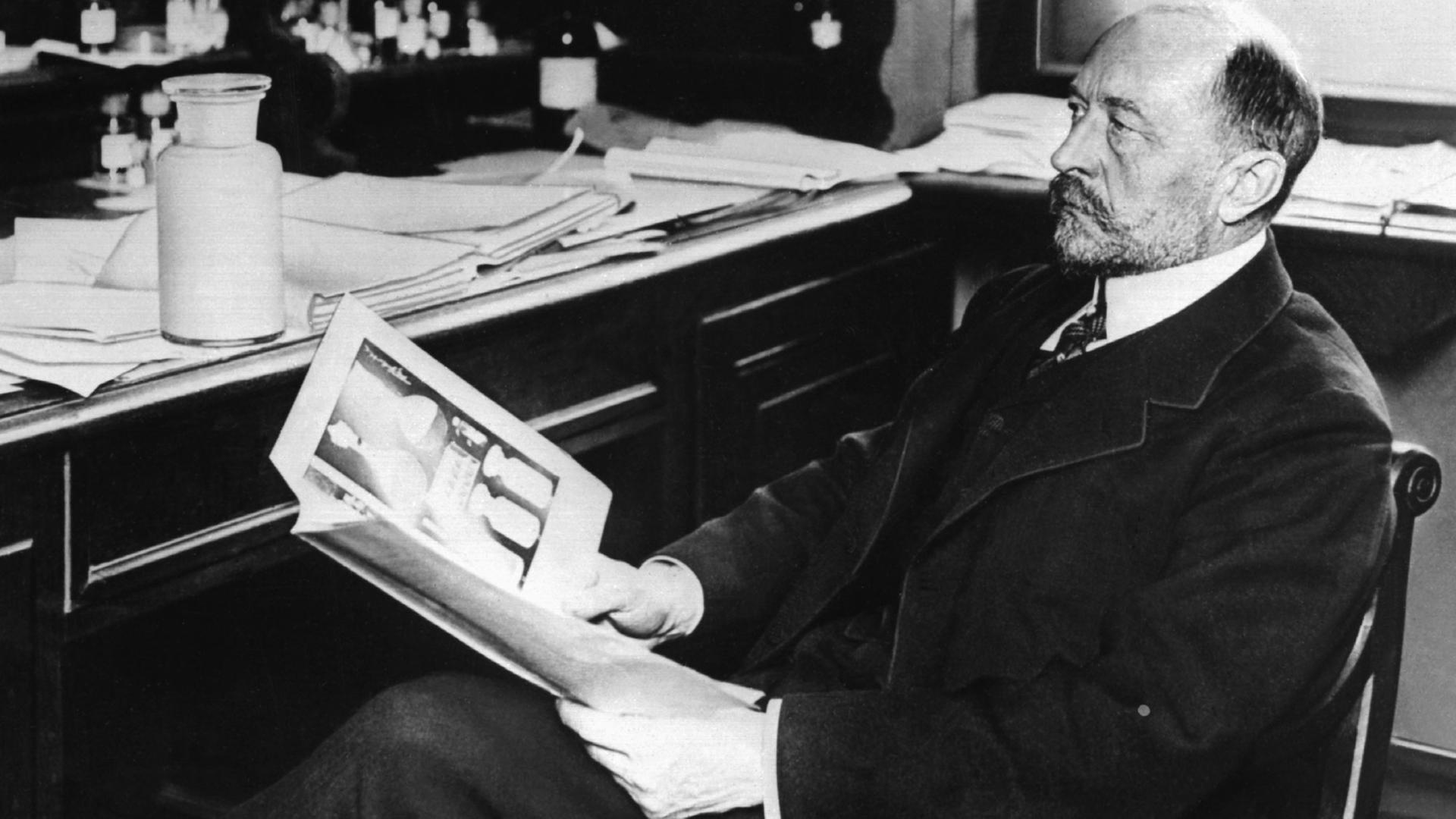 Der Bakteriologe Emil von Behring (undatierte Aufnahme) erhielt 1901 für seine Arbeit über die Serumtherapie (Diphtherie) den ersten Nobelpreis für Medizin. Er wurde am 15. März 1854 in Hansdorf geboren und ist am 31. März 1917 in Marburg gestorben. Der Bakteriologe Emil von Behring (undatierte Aufnahme) erhielt 1901 für seine Arbeit über die Serumtherapie (Diphtherie) den ersten Nobelpreis für Medizin. Er wurde am 15. März 1854 in Hansdorf geboren und ist am 31. März 1917 in Marburg gestorben.