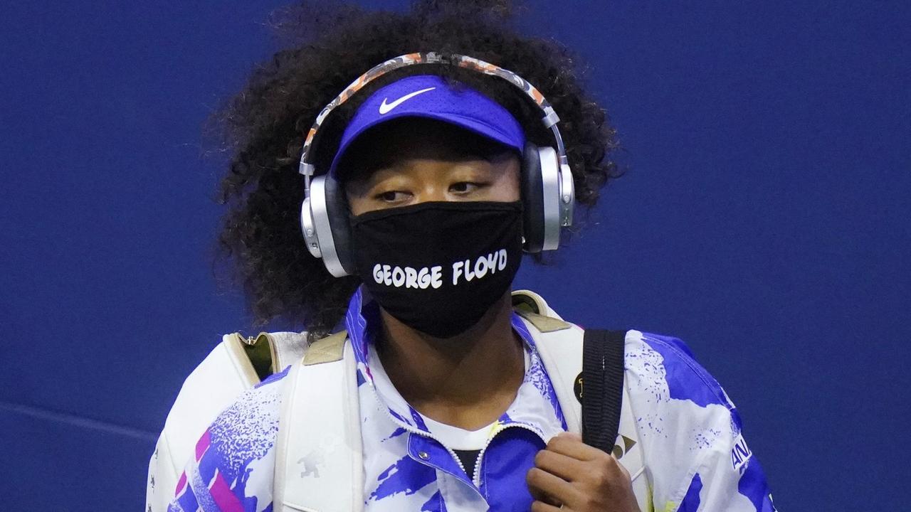 Die japanische Tennisspielerin Naomi Osaka trägt eine Gesichtsmaske mit dem Namen "George Floyd". Der Afroamerikaner war im Mai 2020 als Opfer von Polizeigewalt in den USA verstorben. Die japanische Tennisspielerin Naomi Osaka trägt eine Gesichtsmaske mit dem Namen "George Floyd". Der Afroamerikaner war im Mai 2020 als Opfer von Polizeigewalt in den USA verstorben.