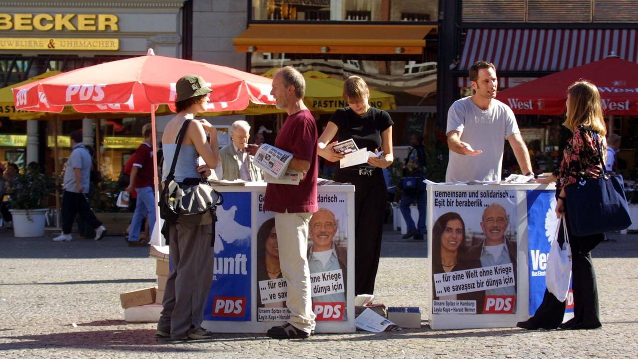 Wahlwerbung der PDS auf dem Hamburger Gänsemarkt im Jahr 2002 Wahlwerbung der PDS auf dem Hamburger Gänsemarkt im Jahr 2002
