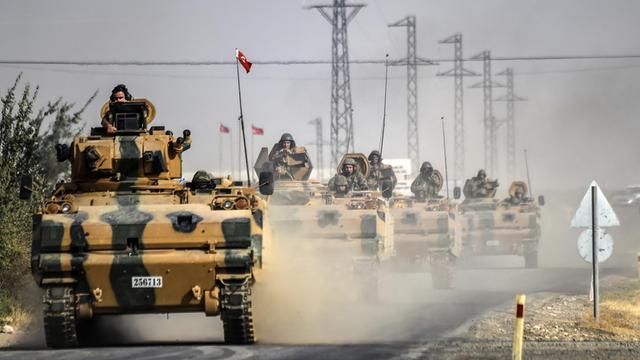 Türkische Panzer fahren in Richtung der syrischen Grenze nahe Karkamis.