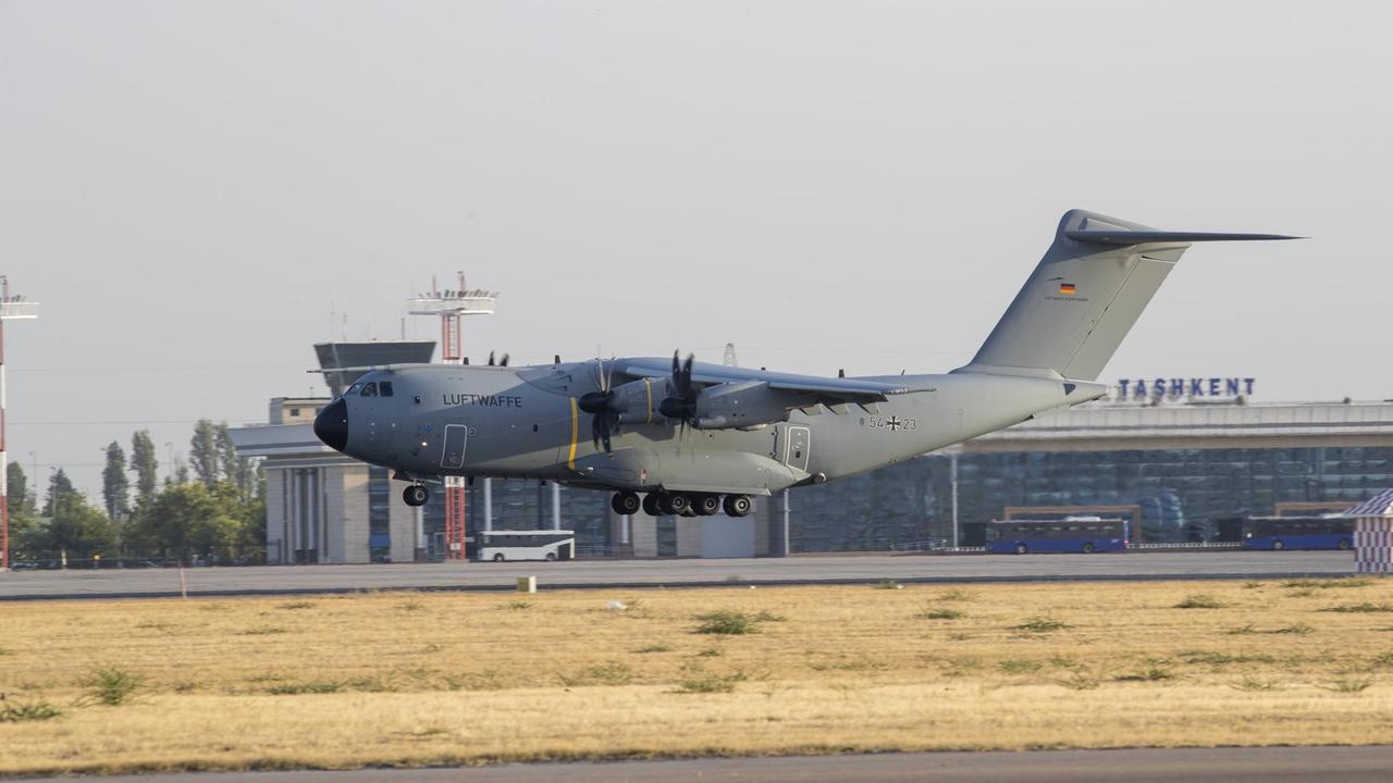 Die fliegende Intensivstation "MedEvac" startete am Samstag Richtung Wunstorf bei Hannover. Die fliegende Intensivstation "MedEvac" startete am Samstag Richtung Wunstorf bei Hannover.