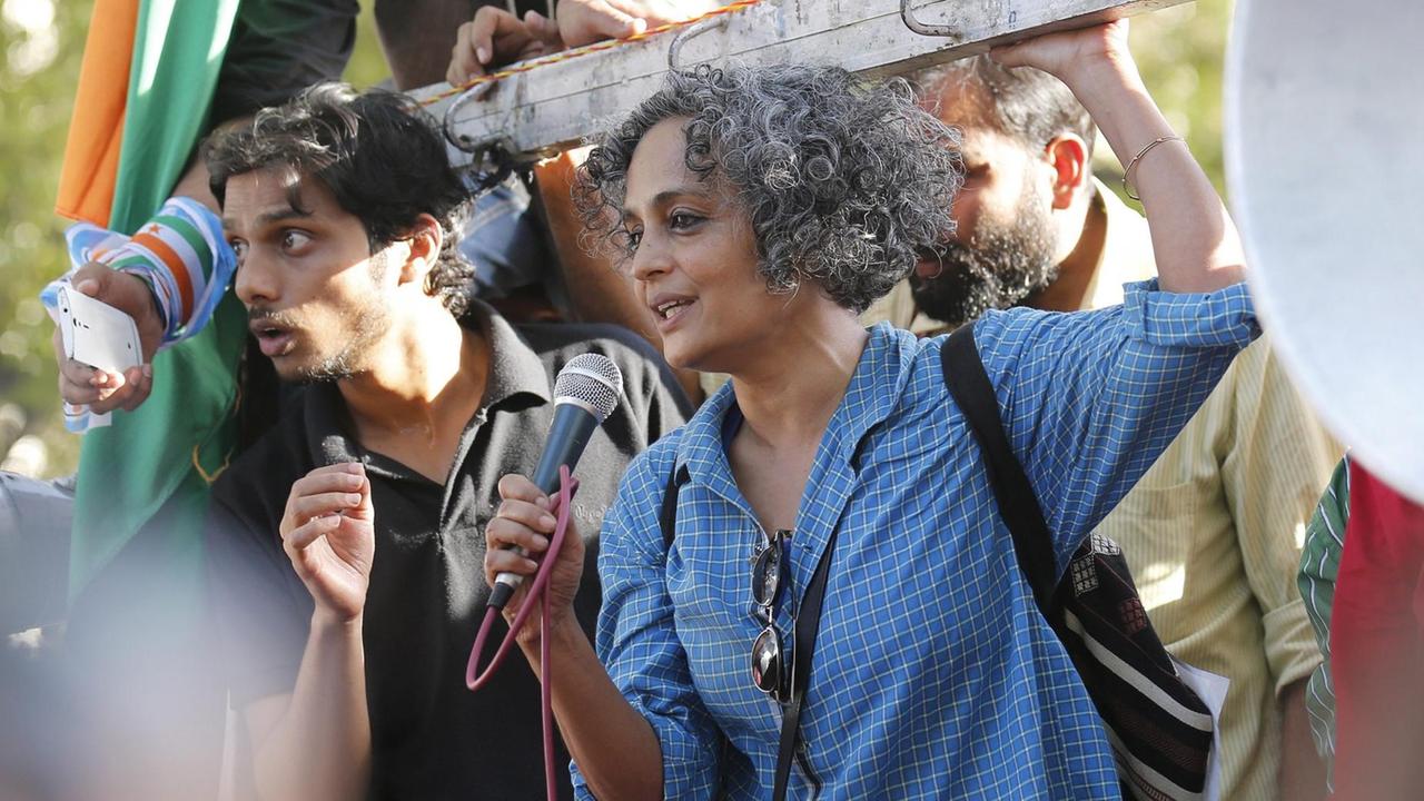 Menschenrechtlerin und Autorin Arundhati Roy hält bei einem Protestmarsch in Neu-Delhi ein Mikrofon in der Hand Menschenrechtlerin und Autorin Arundhati Roy hält bei einem Protestmarsch in Neu-Delhi ein Mikrofon in der Hand