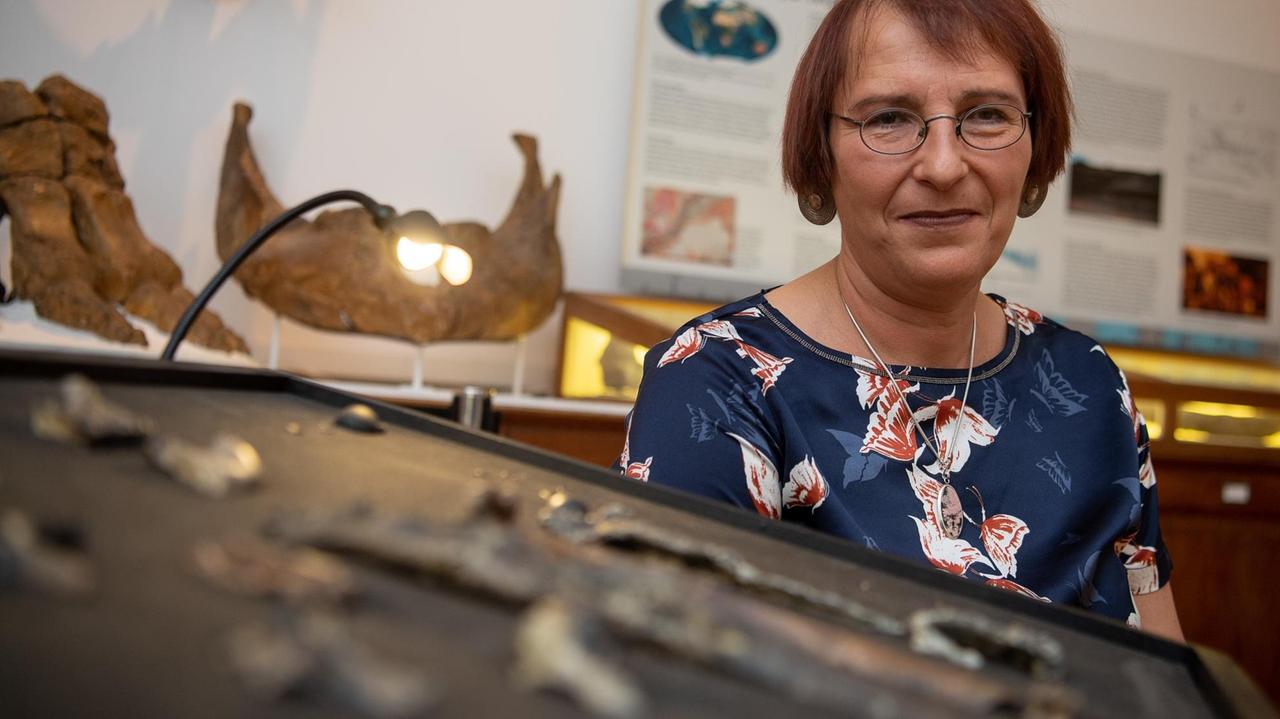 Das Foto zeigt die Paläontologin Madeleine Böhme bei der Vorstellung der Knochen des Menschenaffen Danuvius guggenmosi. Das Foto zeigt die Paläontologin Madeleine Böhme bei der Vorstellung der Knochen des Menschenaffen Danuvius guggenmosi.