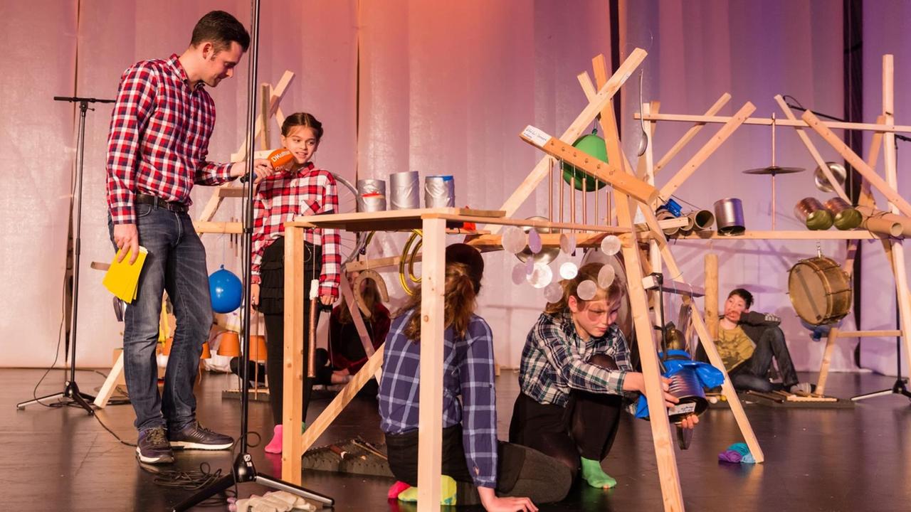 "Was träumst Du?" - Tim moderiert die Abschlussveranstaltung aus der Tischlerei der Deutschen Oper Berlin "Was träumst Du?" - Tim moderiert die Abschlussveranstaltung aus der Tischlerei der Deutschen Oper Berlin