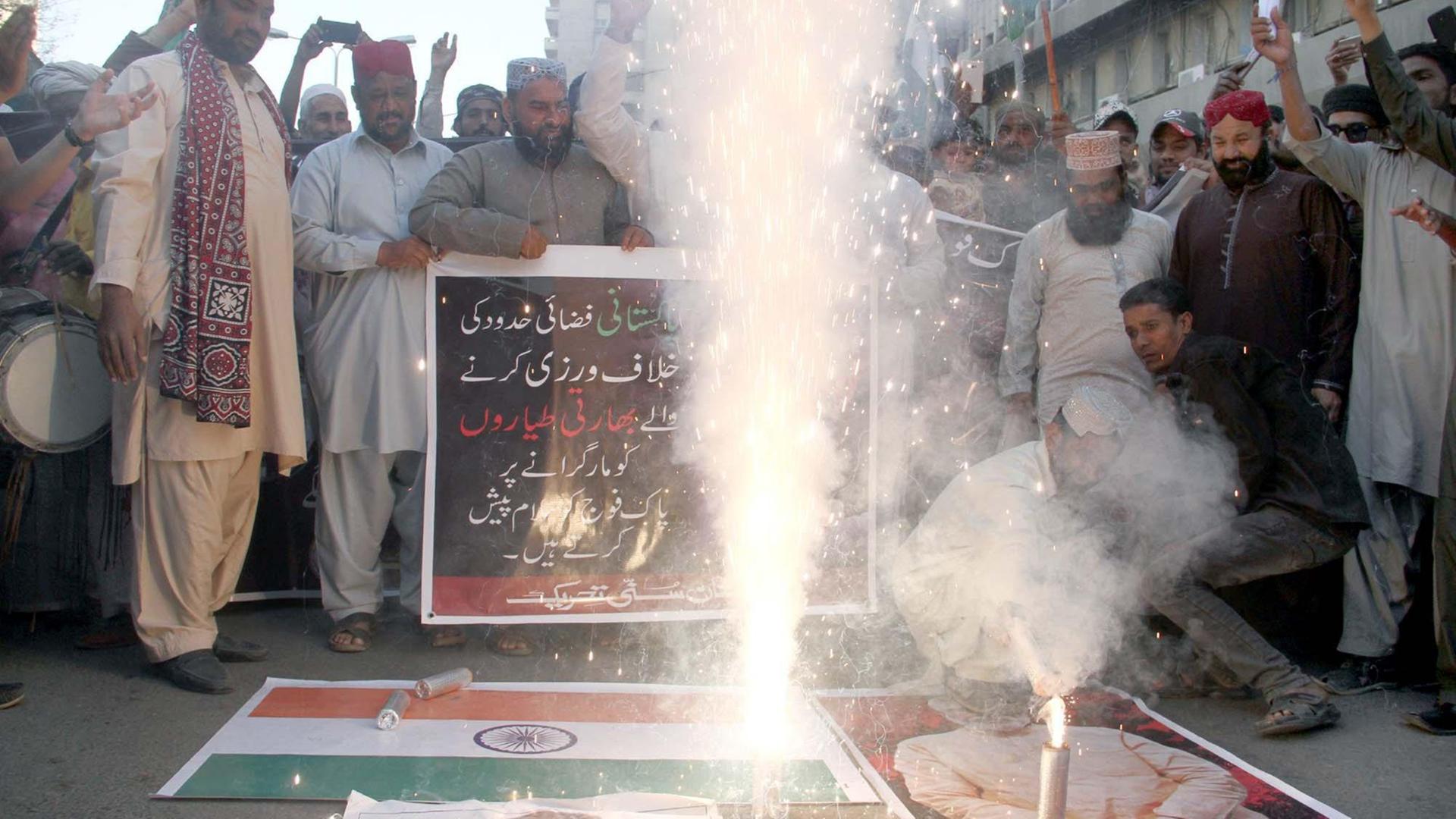 Pakistanische Streitkräfte entzünden am 27. Februar 2019 ein kleines Feuerwerk Pakistanische Streitkräfte entzünden am 27. Februar 2019 ein kleines Feuerwerk