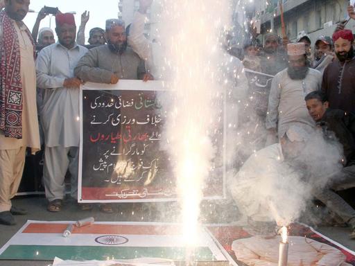 Pakistanische Streitkräfte entzünden am 27. Februar 2019 ein kleines Feuerwerk