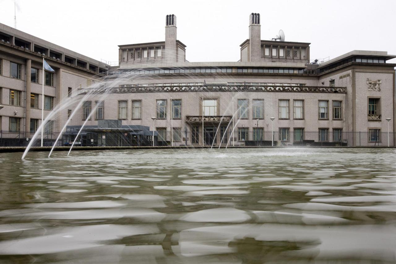 Das Gebäude des Internationalen Strafgerichtshofs für das ehemalige Jugoslawien in Den Haag. Im Vordergrund ein Brunnen. Das Gebäude des Internationalen Strafgerichtshofs für das ehemalige Jugoslawien in Den Haag. Im Vordergrund ein Brunnen.