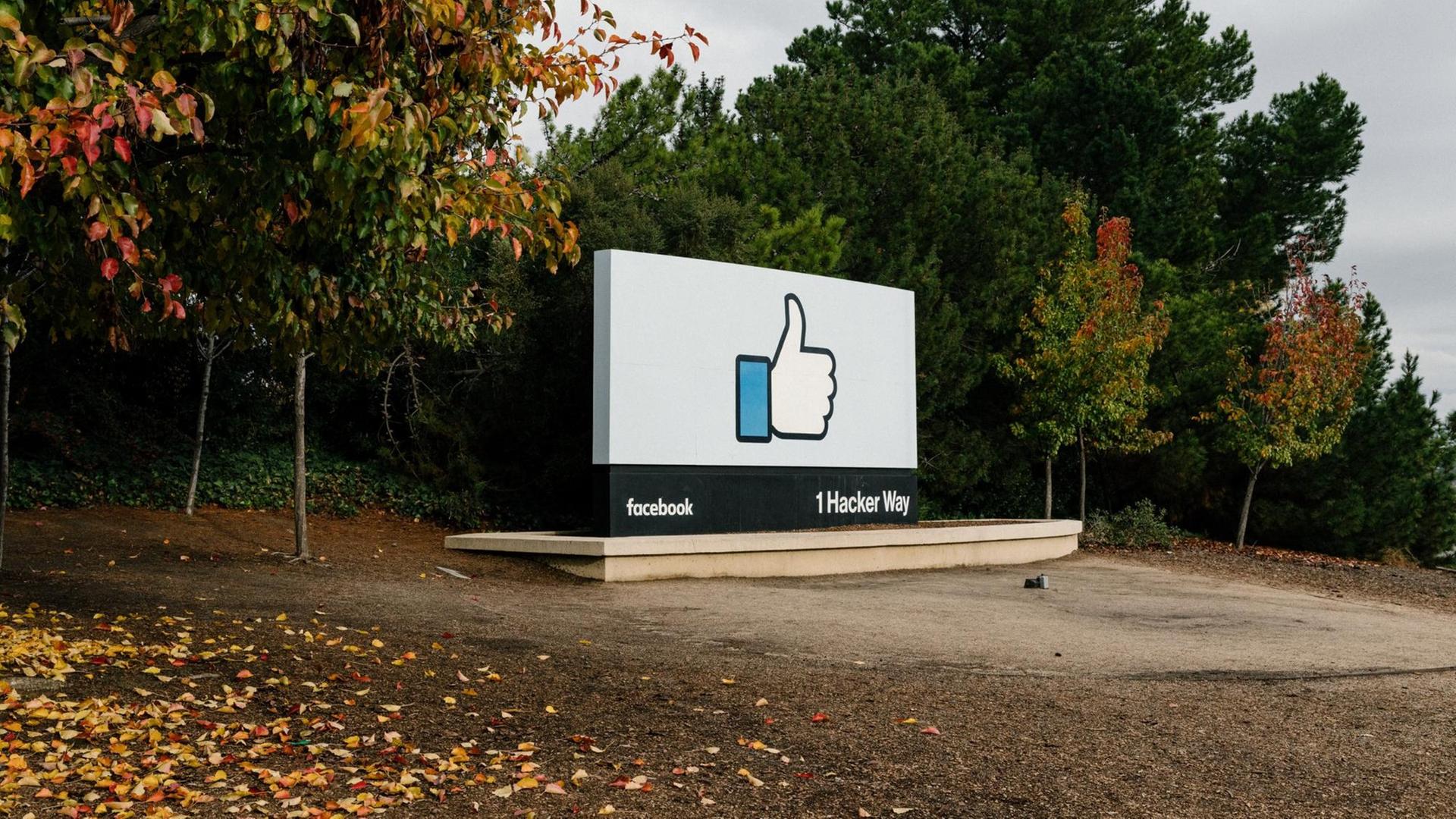 Monument mit dem Like-Button am Eingang des Facebook-Campus in Menlo Park in den USA. Monument mit dem Like-Button am Eingang des Facebook-Campus in Menlo Park in den USA.