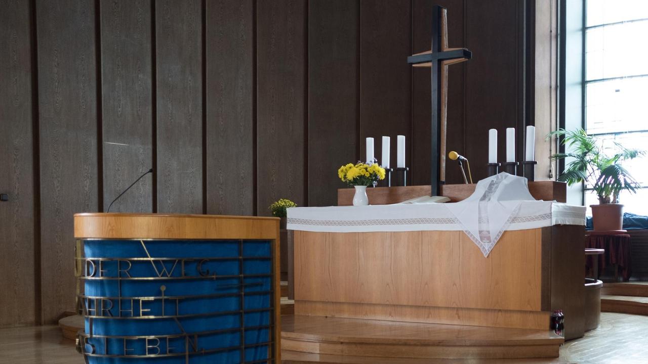 Ein Altar in einem holzverkleideten Raum Ein Altar in einem holzverkleideten Raum