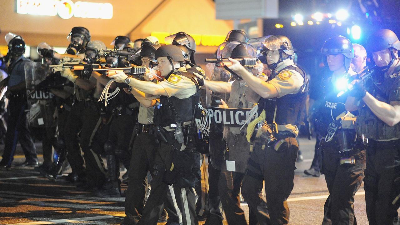 Die Polizei in der US-Kleinstadt Ferguson sieht sich mit Rassismusvorwürfen konfrontiert - und geht nach Ausschreitungen hart gegen Demonstranten vor. Die Polizei in der US-Kleinstadt Ferguson sieht sich mit Rassismusvorwürfen konfrontiert - und geht nach Ausschreitungen hart gegen Demonstranten vor.
