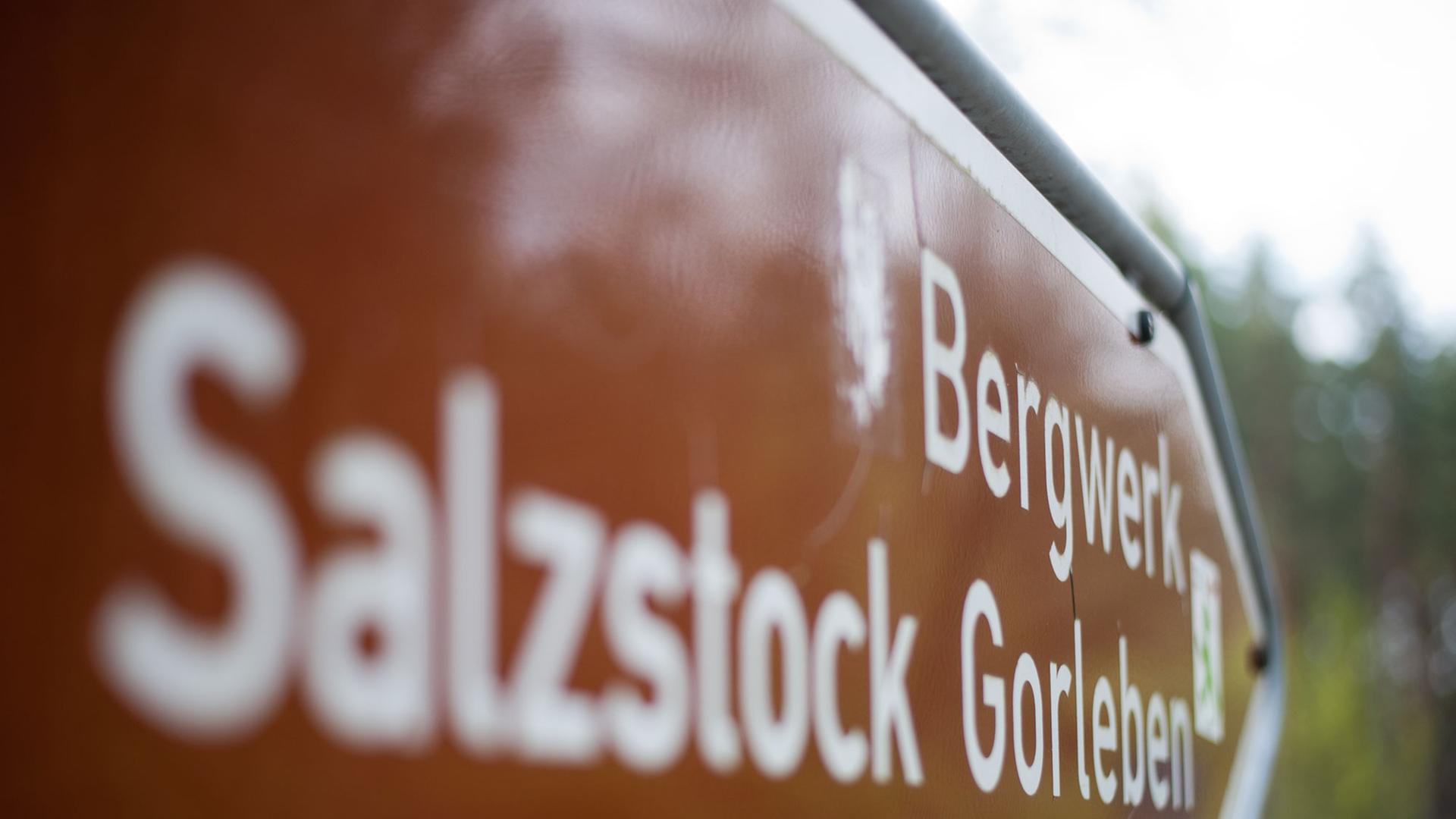 Ein Schild weist am in Gorleben den Weg zum Erkundungsbergwerk. Der Name des Dorfs ist seit Jahren wegen 113 Behältern radioaktiven Mülls bekannt, die im Wald auf ein Endlager warten. Ein Schild weist am in Gorleben den Weg zum Erkundungsbergwerk. Der Name des Dorfs ist seit Jahren wegen 113 Behältern radioaktiven Mülls bekannt, die im Wald auf ein Endlager warten.