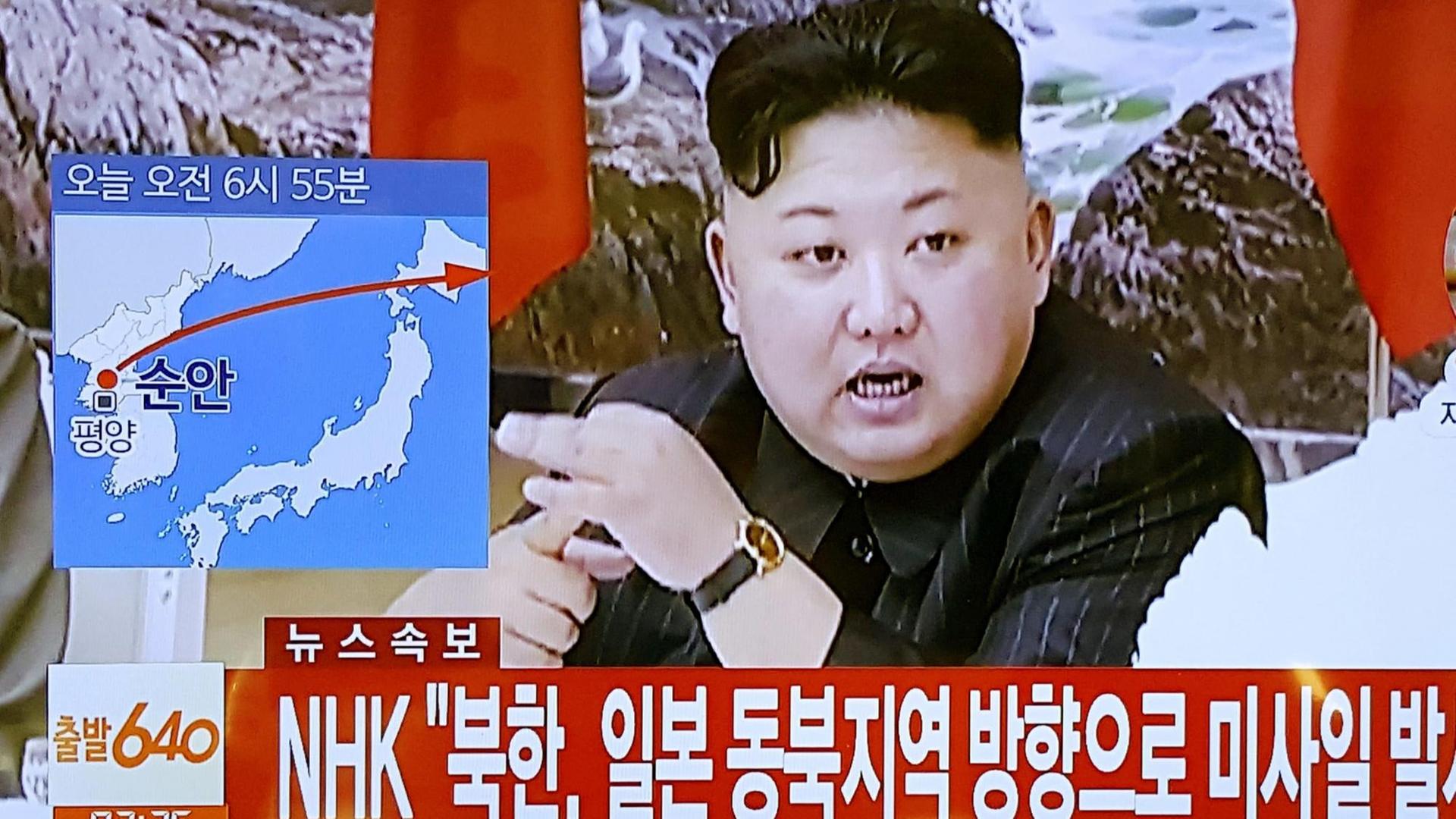 Ein Bildschirm im südkoreanischen Seoul zeigt Nachrichten über Nordkoreas Test einer ballistischen Rakete, die am 15. September 2017 über die nordjapanische Insel Hokkaido flog. Ein Bildschirm im südkoreanischen Seoul zeigt Nachrichten über Nordkoreas Test einer ballistischen Rakete, die am 15. September 2017 über die nordjapanische Insel Hokkaido flog.