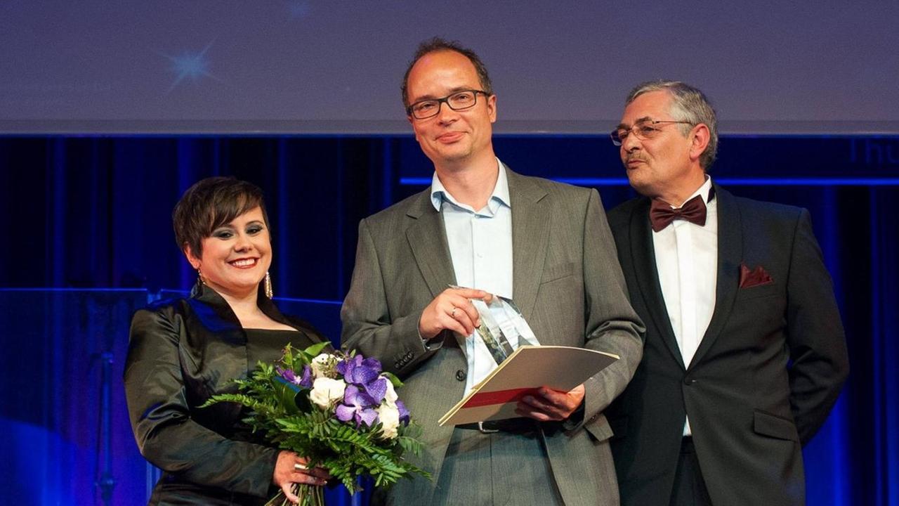 Martin Debes, Redakteur der "Thüringer Allgemeinen Zeitung" bei der Entgegennahme des Journalistenpreises Thüringen 2015 Martin Debes, Redakteur der "Thüringer Allgemeinen Zeitung" bei der Entgegennahme des Journalistenpreises Thüringen 2015