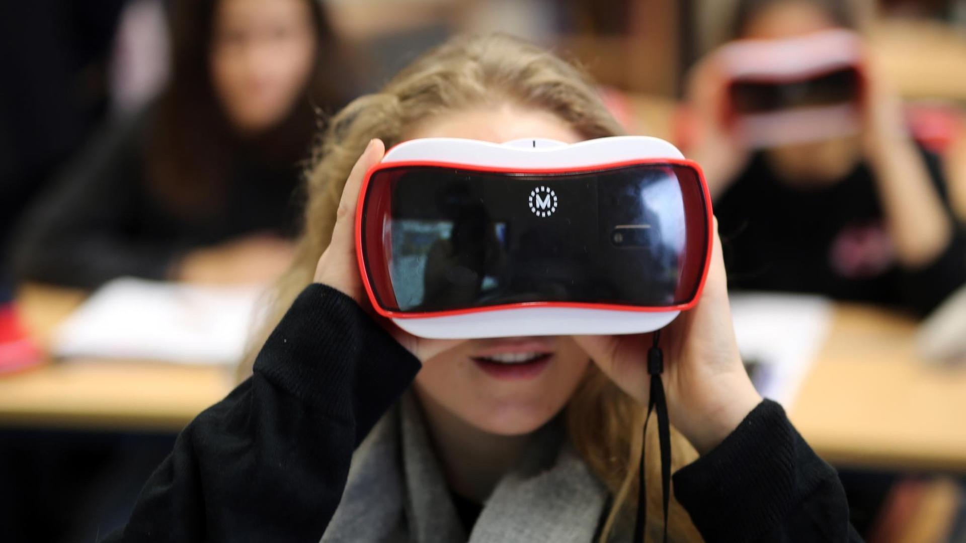 Schüler der International School on the Rhine (ISR) arbeiten am 15.12.2017 in Neuss (Nordrhein-Westfalen) im digitalen Unterricht mit Virtual Reality Brillen. Schüler der International School on the Rhine (ISR) arbeiten am 15.12.2017 in Neuss (Nordrhein-Westfalen) im digitalen Unterricht mit Virtual Reality Brillen.