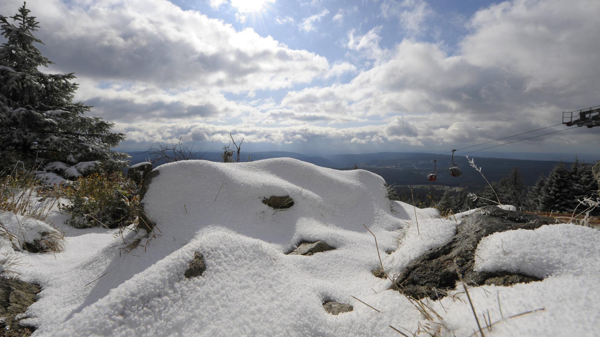Die Sonne scheint auf den frischen Schnee auf der Spitze des Ochsenkopfes im Fichtelgebirge nahe Bayreuth, Aufnahme von 2009 Die Sonne scheint auf den frischen Schnee auf der Spitze des Ochsenkopfes im Fichtelgebirge nahe Bayreuth, Aufnahme von 2009