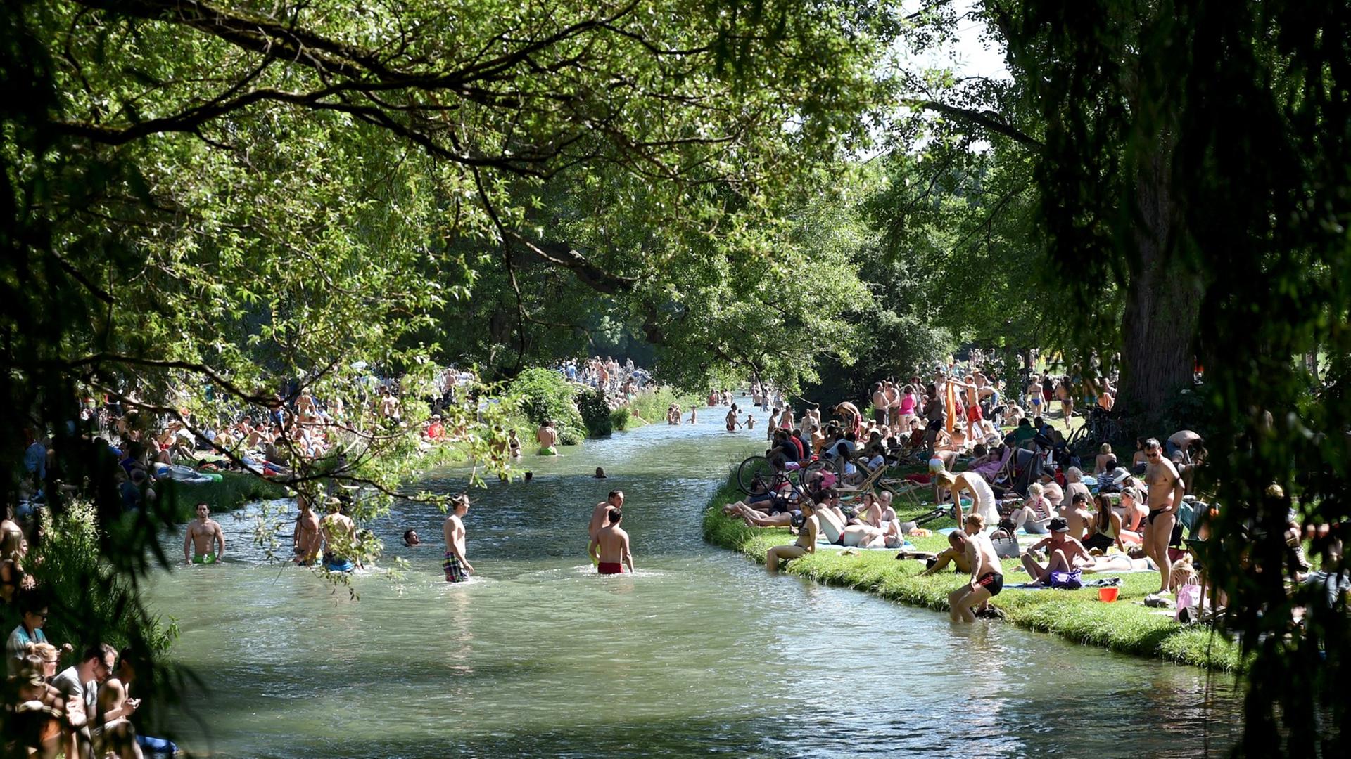 Sonnenbadende am Eisbach des Englischen Gartens in München, aufgenommen am 08.06.2014 Sonnenbadende am Eisbach des Englischen Gartens in München, aufgenommen am 08.06.2014