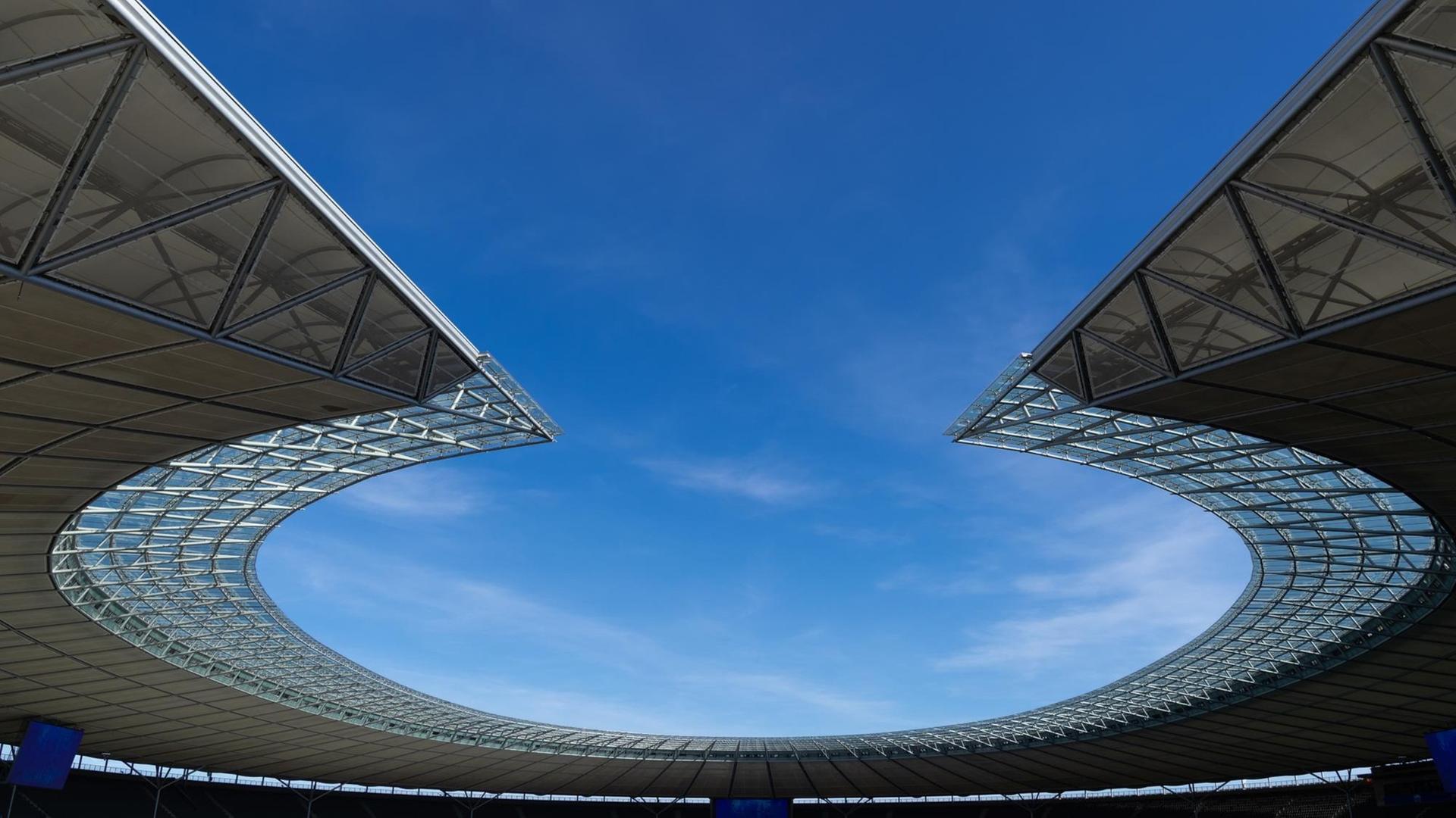 Das Dach des Olympiastadions vor blauem Himmel Das Dach des Olympiastadions vor blauem Himmel