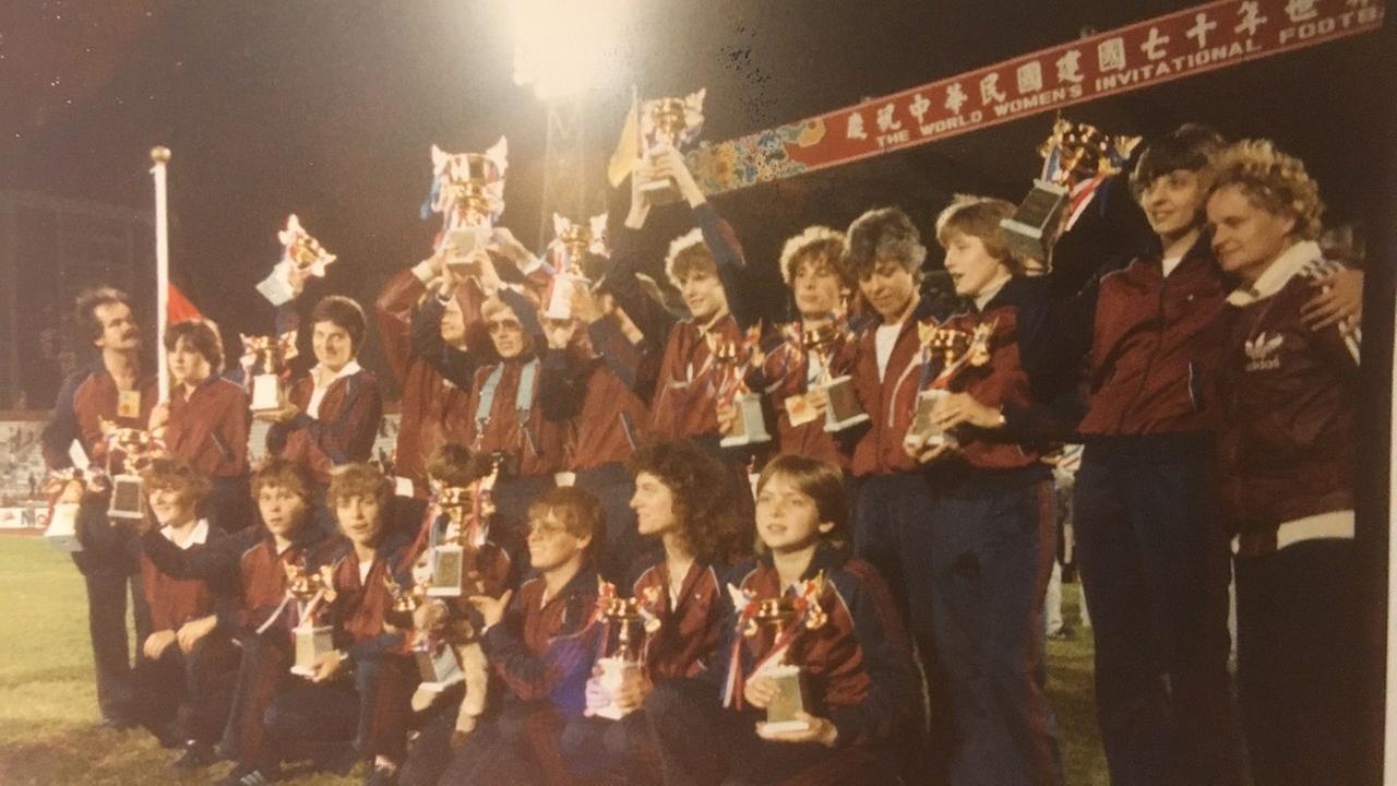 Überraschungssiegerinnen: Die Spielerinnen von der SSG 09 Bergisch Gladbach nach dem Sieg des WM-Titels 1981 in Taiwan Überraschungssiegerinnen: Die Spielerinnen von der SSG 09 Bergisch Gladbach nach dem Sieg des WM-Titels 1981 in Taiwan