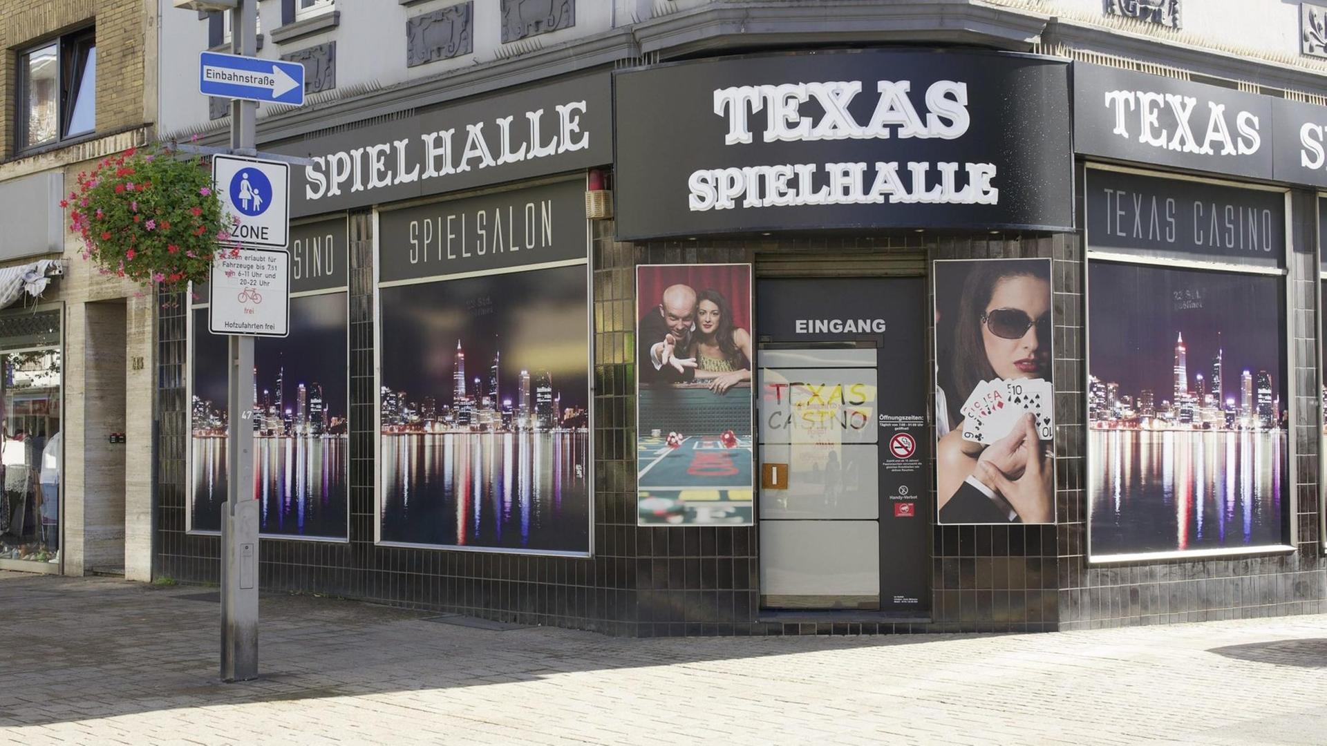 "Texas Spielhalle" in der Innenstadt von Oberhausen im Ruhrgebiet "Texas Spielhalle" in der Innenstadt von Oberhausen im Ruhrgebiet