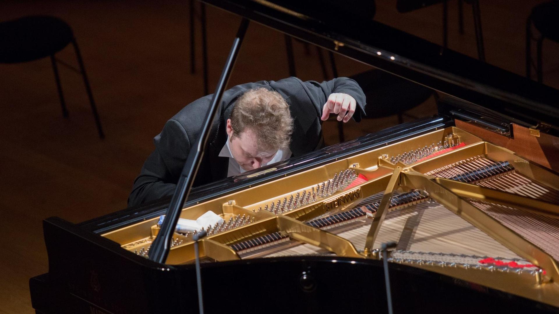 Der Pianist Lukas Vondracek aus Tschechien spielt beim Concours Reine Elisabeth in Brüssel Der Pianist Lukas Vondracek aus Tschechien spielt beim Concours Reine Elisabeth in Brüssel