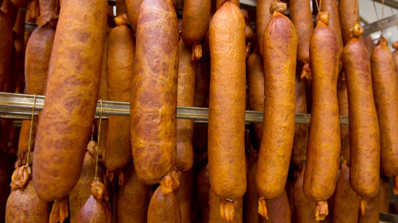Frisch geräucherte Würste hängen in einer Fleischerei. Frisch geräucherte Würste hängen in einer Fleischerei.