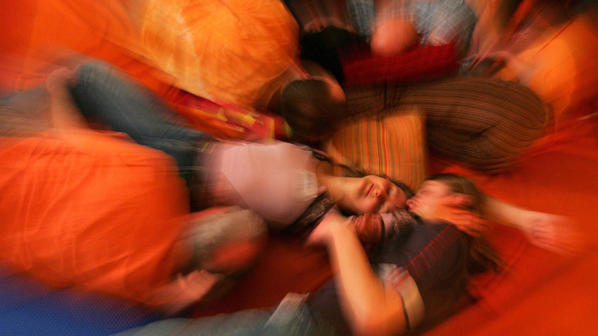 Teilnehmer beim Kuscheln während einer Kuschelparty in Dresden Teilnehmer beim Kuscheln während einer Kuschelparty in Dresden