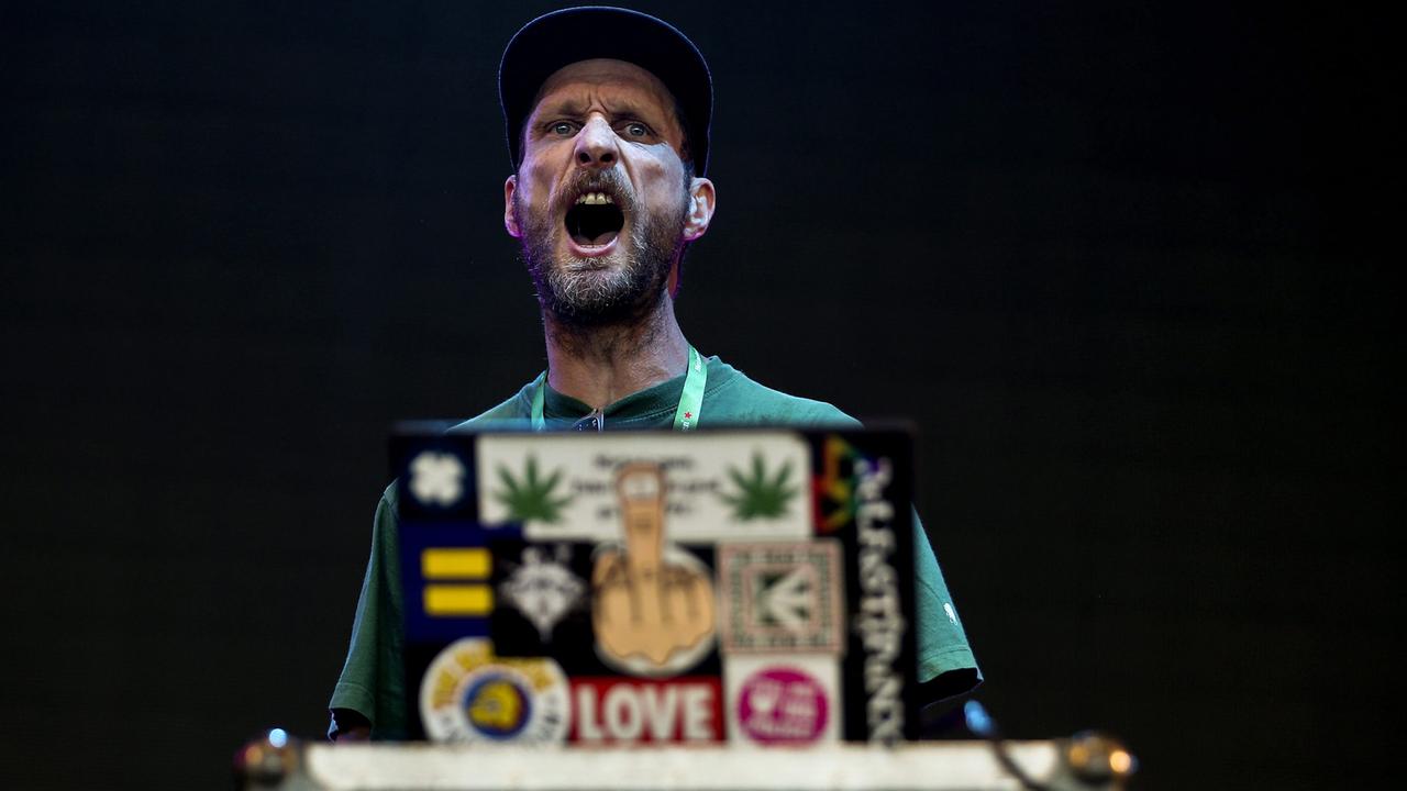 Andrew Fearn vom Duo "Sleaford Mods" bei einem Auftritt in Lissabon. Andrew Fearn vom Duo "Sleaford Mods" bei einem Auftritt in Lissabon.