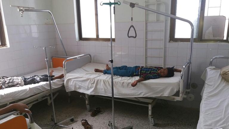 In einem Krankenzimmer der "Jemenhilfe Deutschland" in Taizz liegt ein Kind auf dem Bett. In einem Krankenzimmer der "Jemenhilfe Deutschland" in Taizz liegt ein Kind auf dem Bett.