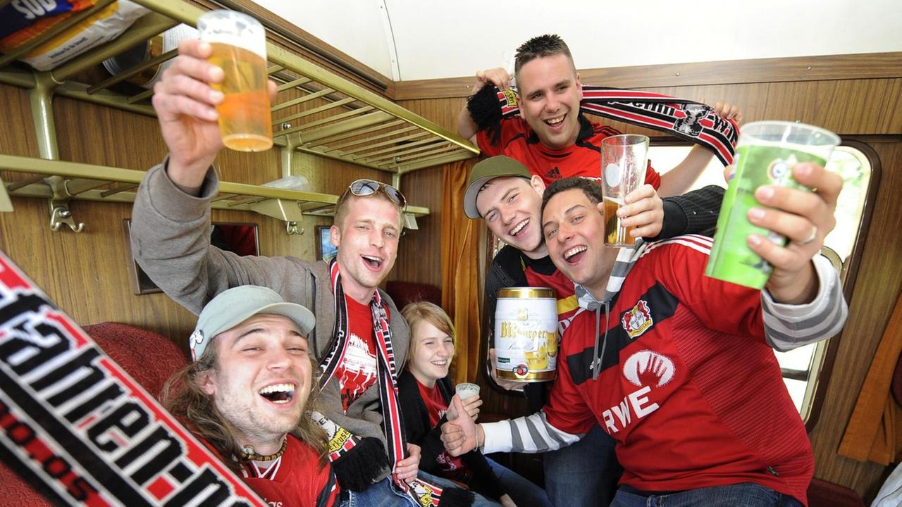 Fans von Bayer Leverkusen reisen mit dem Zug zum Pokalfinale 2009. Fans von Bayer Leverkusen reisen mit dem Zug zum Pokalfinale 2009.