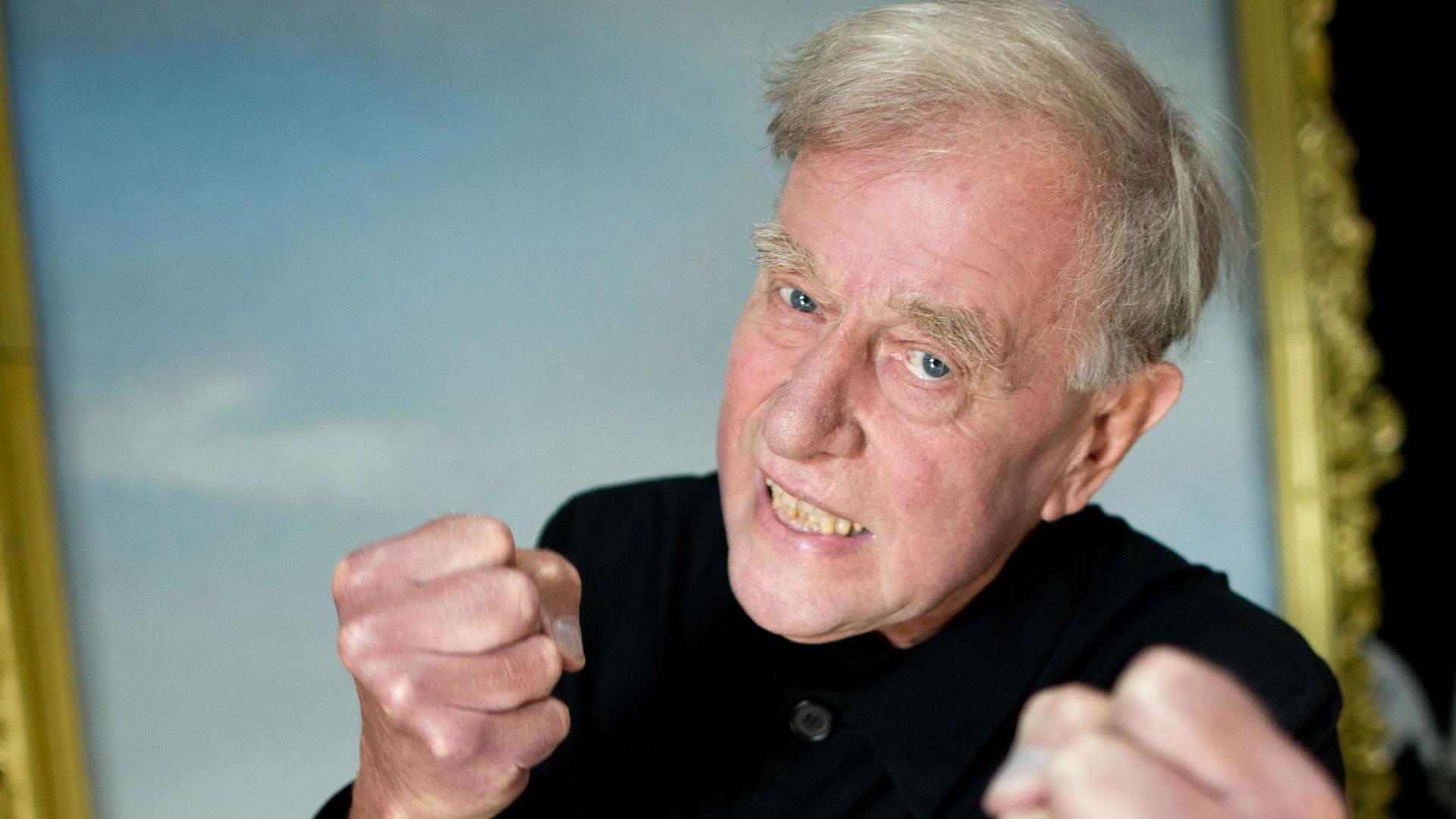 Claus Peymann posiert mit geballten Fäusten für die Kamera. Claus Peymann posiert mit geballten Fäusten für die Kamera.