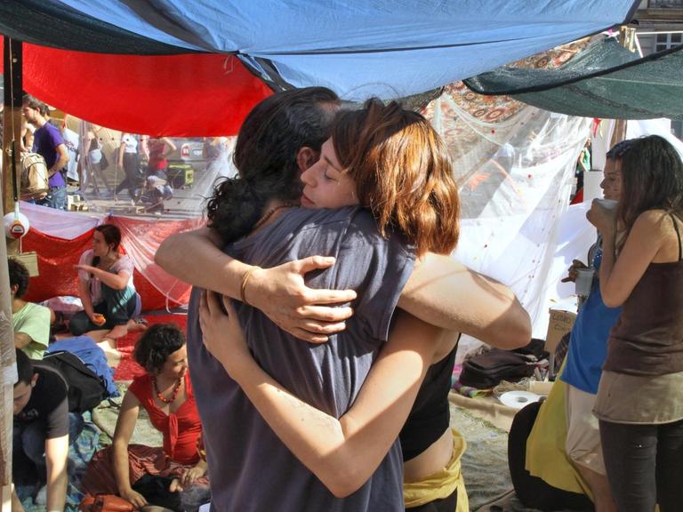 Ein junges Paar umamrt sich während des Protest-Camps auf der Puerta del Sol im Mai 2011.