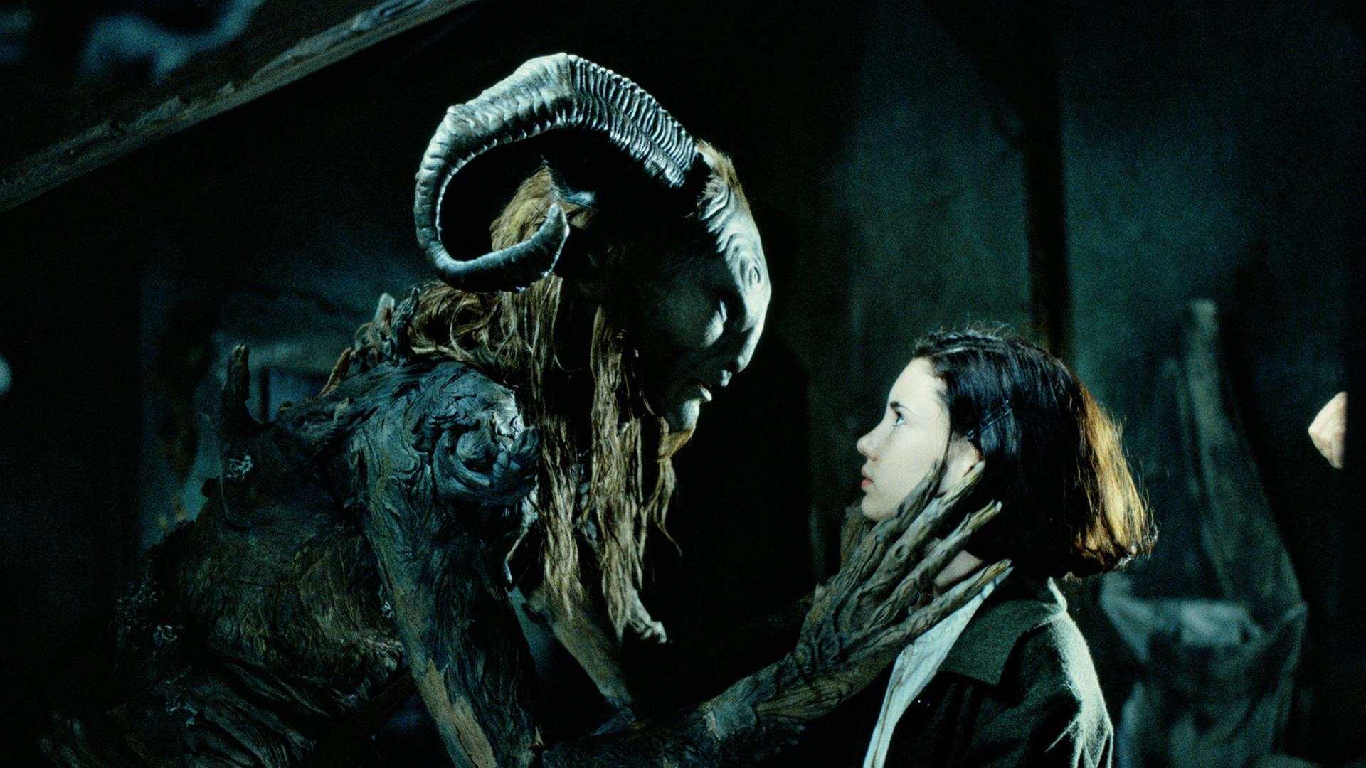 Szene aus dem Film "Pans Labyrinth": Der Pan, gespielt von Doug Jones, packt der kleinen Ofelia, gespielt von Ivana Baquero, an den Hals. Szene aus dem Film "Pans Labyrinth": Der Pan, gespielt von Doug Jones, packt der kleinen Ofelia, gespielt von Ivana Baquero, an den Hals.