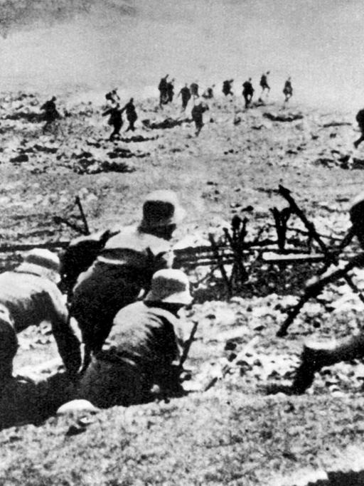 Ein Sturmangriff österreichischer Truppen an der Isonzofront (Ostabschnitt der italienisch-österreichischen Front) 1915.