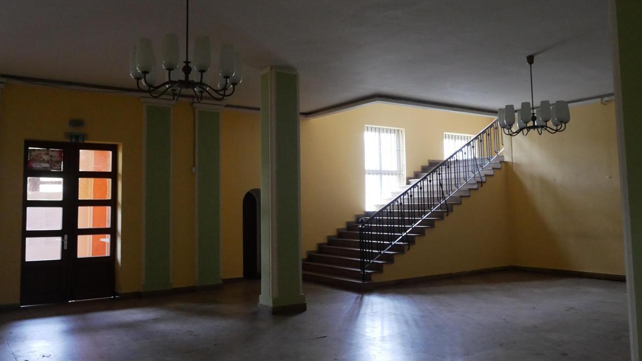 Blick ins Foyer des Kulturhauses. An der Decke Lampen aus der DDR-Zeit, hinten rechts führt eine Treppe ins nächste Stockwerk.